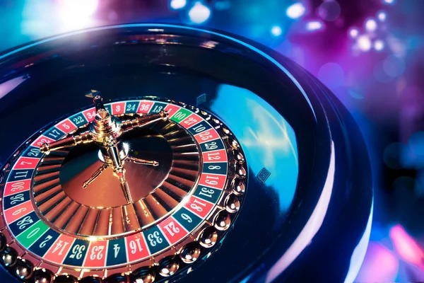 Live croupier spinning the roulette wheel on meriah4d studio feed